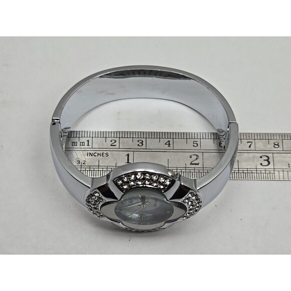 Yaqin Clover Crystal Bangle Watch Silver MOP Dial Quartz New Battery Ladies Gift - Picture 9 of 10